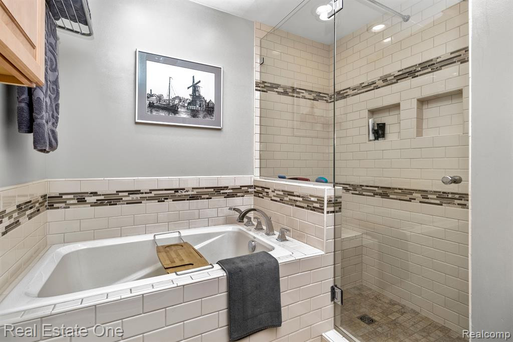 1094 CALPERNIA, Wixom, MI 48393 — Photo 19