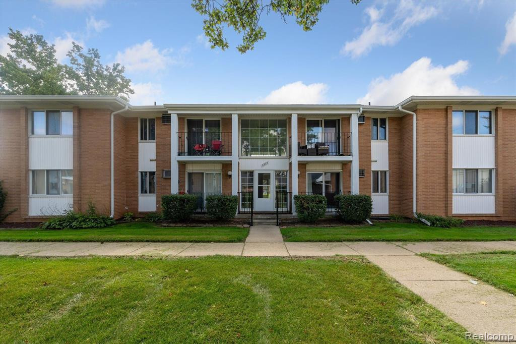 8203 HUNTINGTON Street, 16, Westland, MI — Photo 2