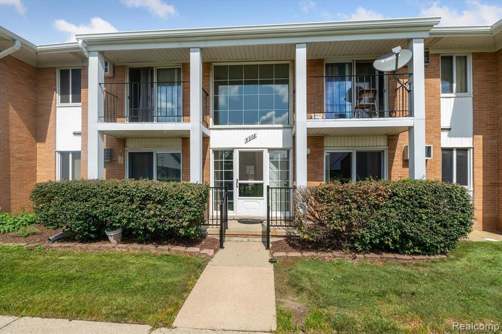 8203 HUNTINGTON Street, 16, Westland, MI — Photo 4