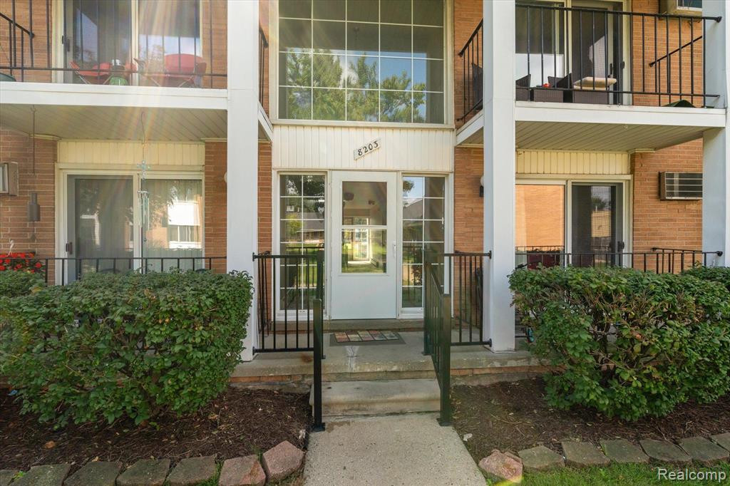 8203 HUNTINGTON Street, 16, Westland, MI — Photo 32