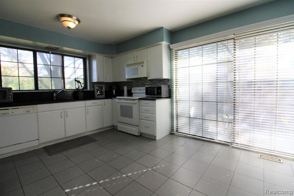 27158 CUMBERLAND, Southfield, MI 48033 — Photo 13