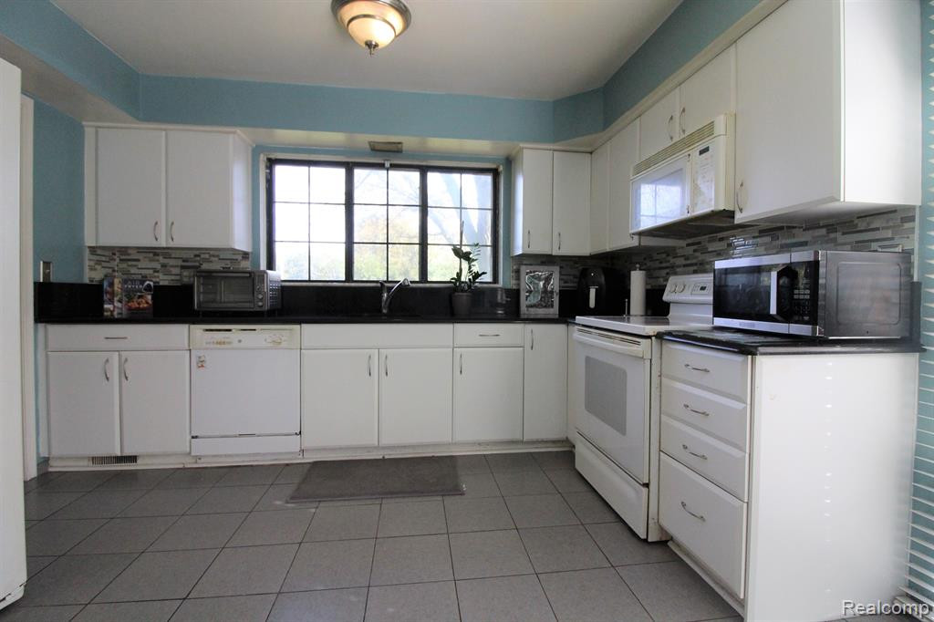 27158 CUMBERLAND, Southfield, MI 48033 — Photo 16