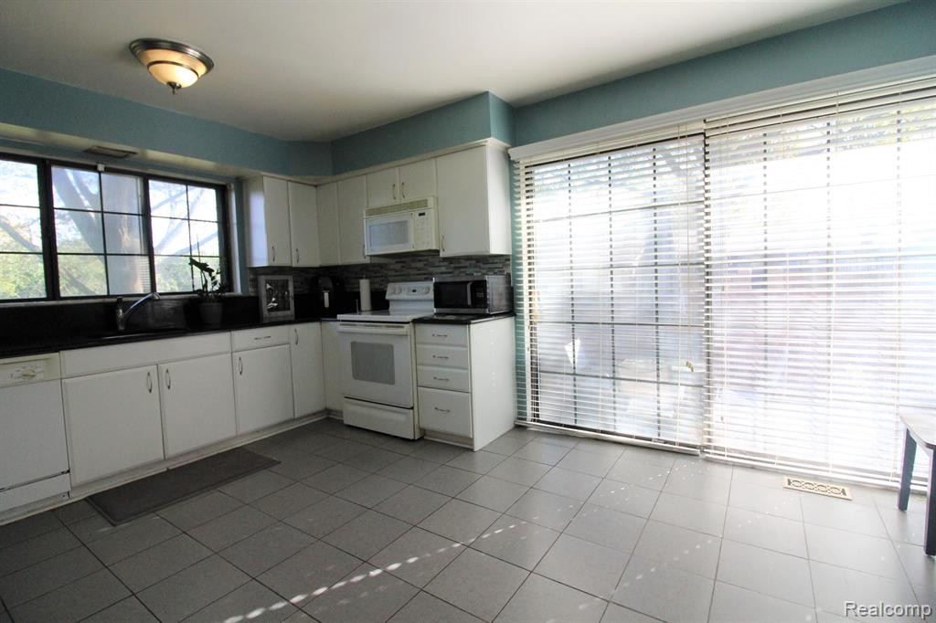 27158 CUMBERLAND, Southfield, MI 48033 — Photo 18