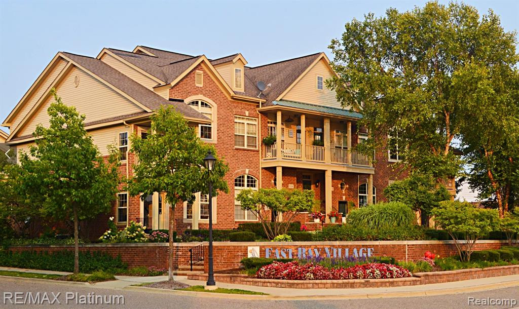 651 POINTE Drive, Walled Lake, MI 48390 — Photo 4