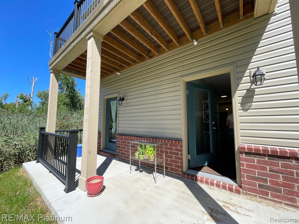 651 POINTE Drive, Walled Lake, MI 48390 — Photo 10