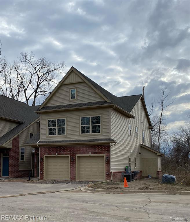 651 POINTE Drive, Walled Lake, MI 48390 — Photo 12