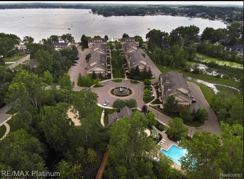 651 POINTE Drive, Walled Lake, MI 48390 — Photo 13