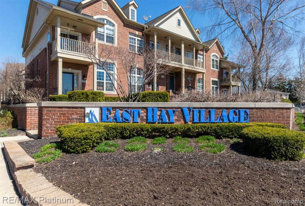 651 POINTE Drive, Walled Lake, MI 48390 — Photo 17