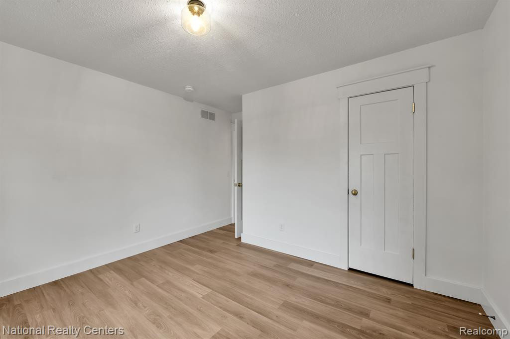 13184 Lake Point Boulevard, Belleville, MI 48111 — Photo 18