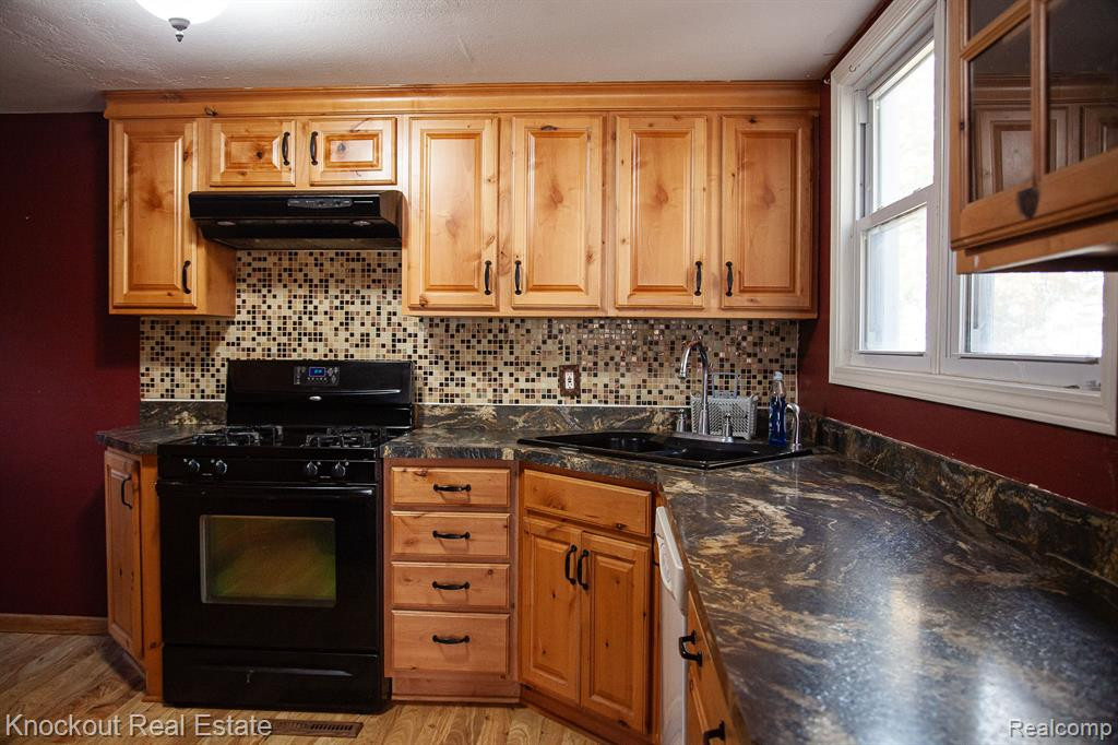 209 E 4TH Street, Clare, MI 48617 — Photo 9