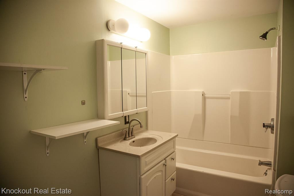 209 E 4TH Street, Clare, MI 48617 — Photo 14