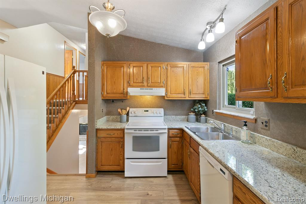 5859 HUNTINGTON Drive, Ypsilanti, MI 48197 — Photo 9