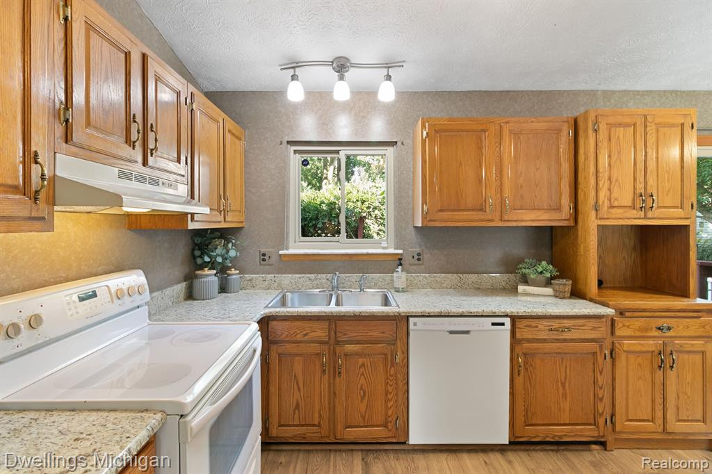 5859 HUNTINGTON Drive, Ypsilanti, MI 48197 — Photo 10