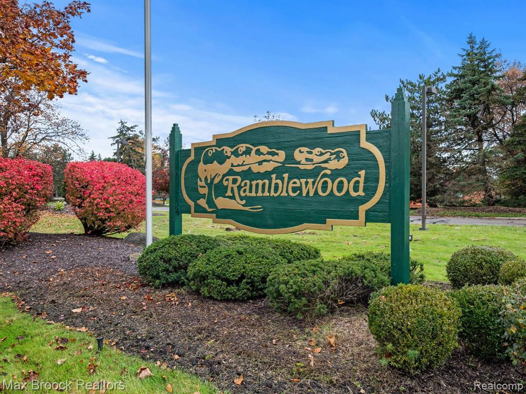 29736 PINE RIDGE Circle, Farmington Hills, MI 48331 — Photo 2