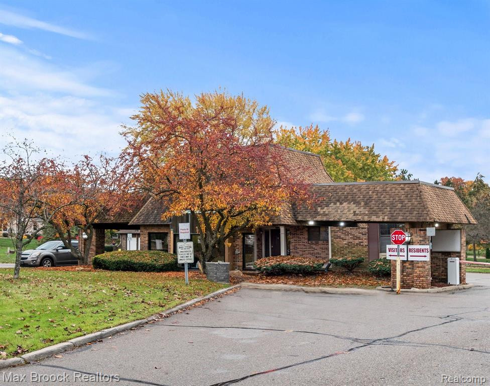 29736 PINE RIDGE Circle, Farmington Hills, MI 48331 — Photo 3