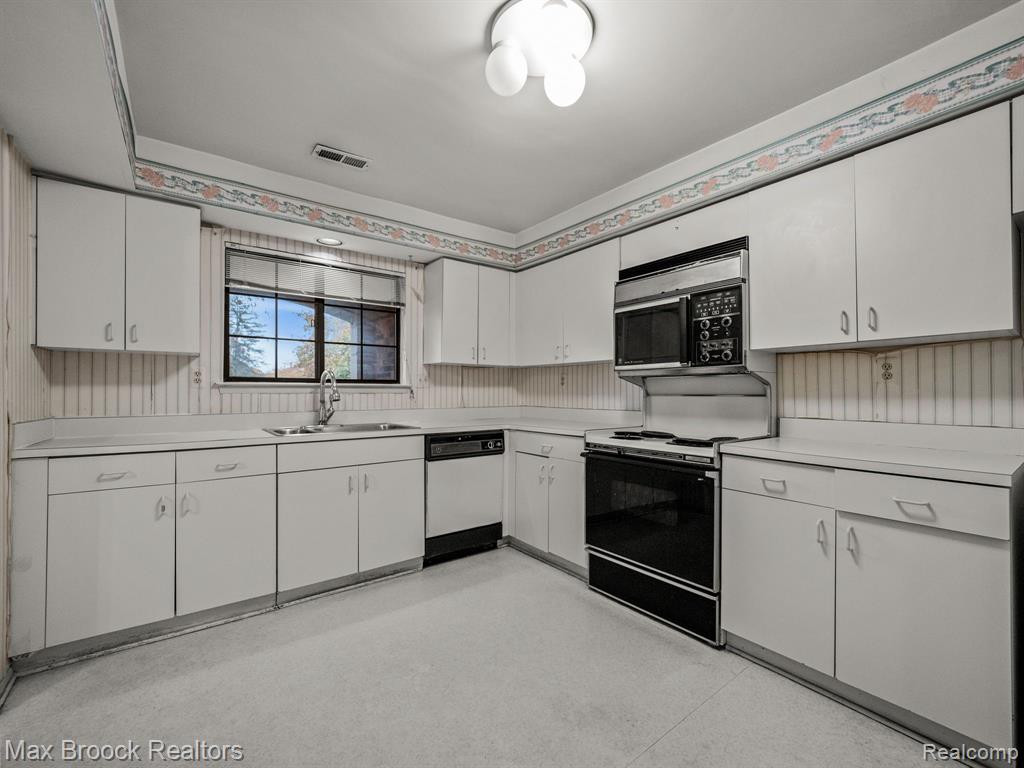 29736 PINE RIDGE Circle, Farmington Hills, MI 48331 — Photo 13