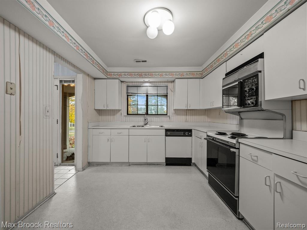 29736 PINE RIDGE Circle, Farmington Hills, MI 48331 — Photo 14