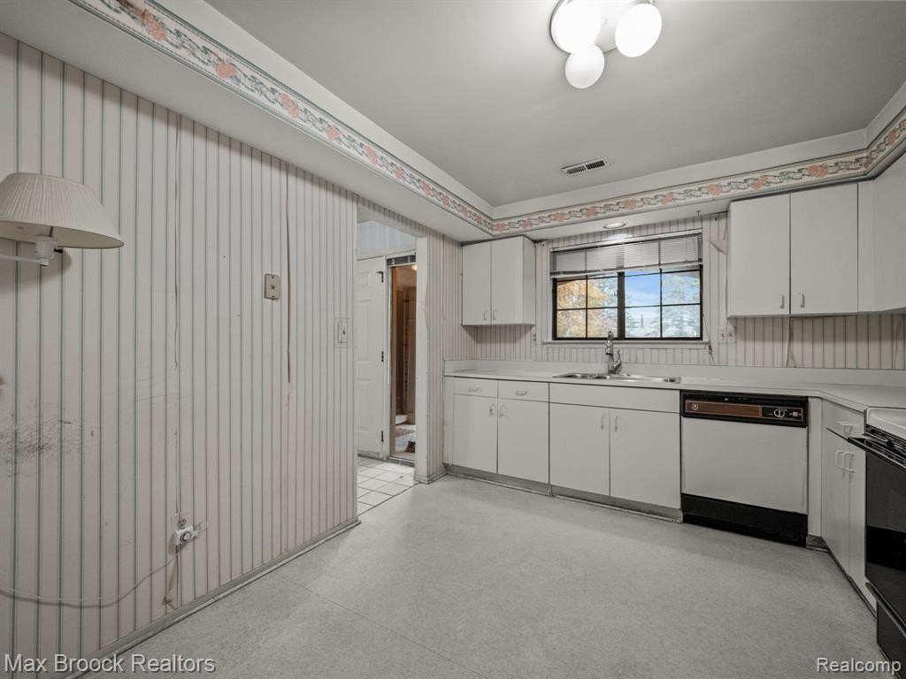 29736 PINE RIDGE Circle, Farmington Hills, MI 48331 — Photo 15
