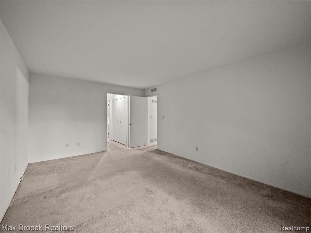 29736 PINE RIDGE Circle, Farmington Hills, MI 48331 — Photo 18
