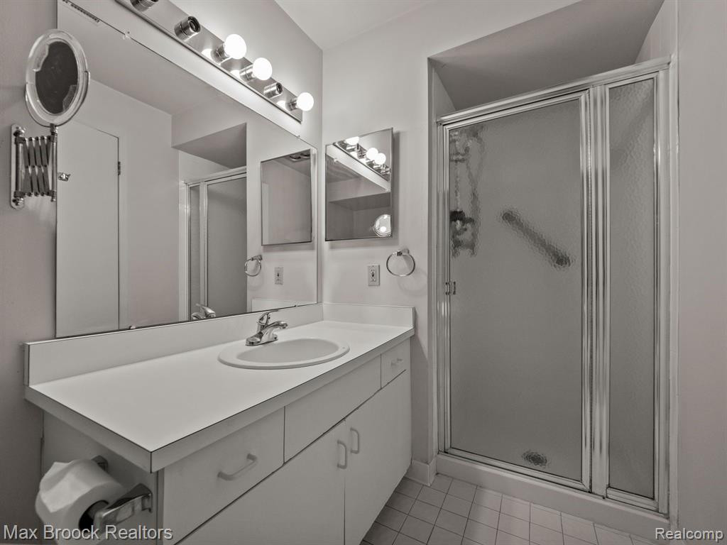 29736 PINE RIDGE Circle, Farmington Hills, MI 48331 — Photo 21