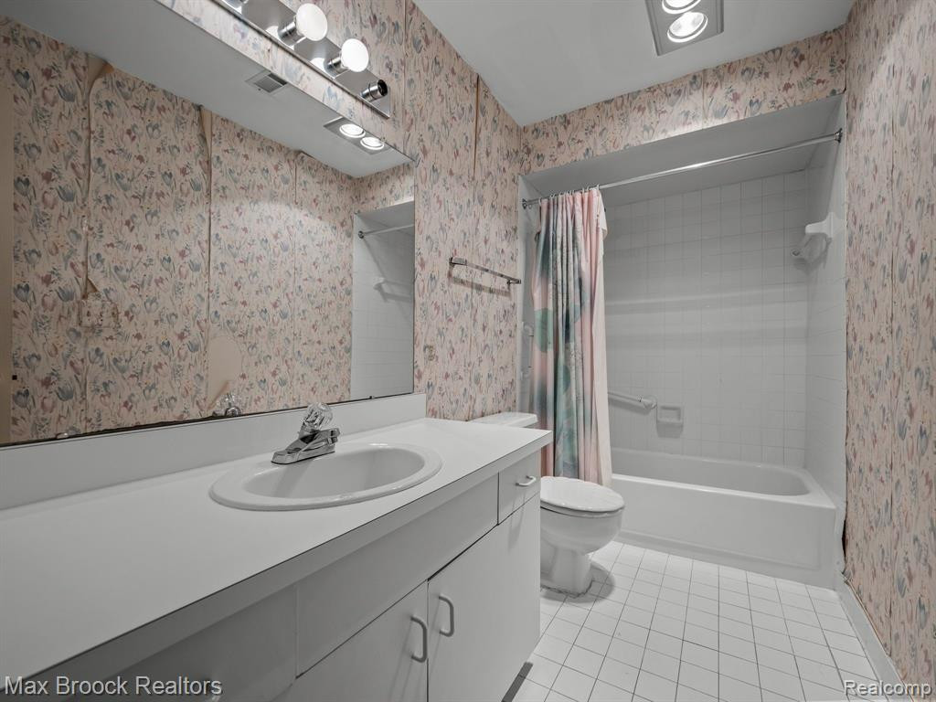 29736 PINE RIDGE Circle, Farmington Hills, MI 48331 — Photo 23
