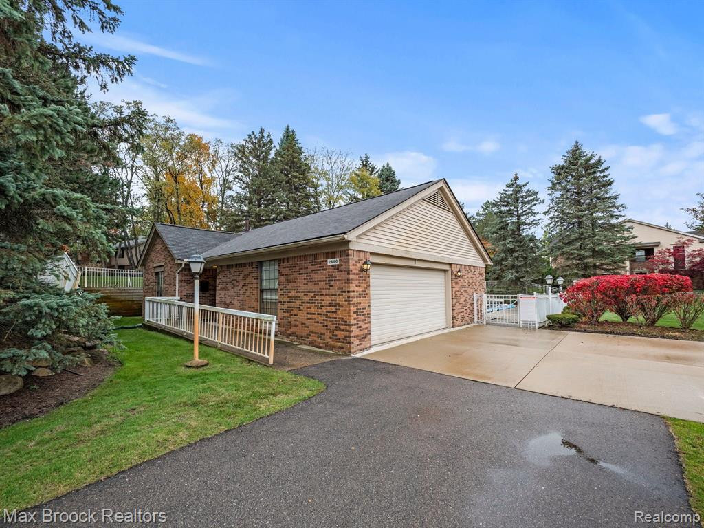 29736 PINE RIDGE Circle, Farmington Hills, MI 48331 — Photo 28