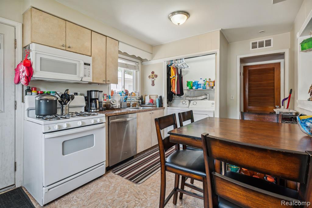 5669 KATHERINE Street, Dearborn Heights, MI 48125 — Photo 8