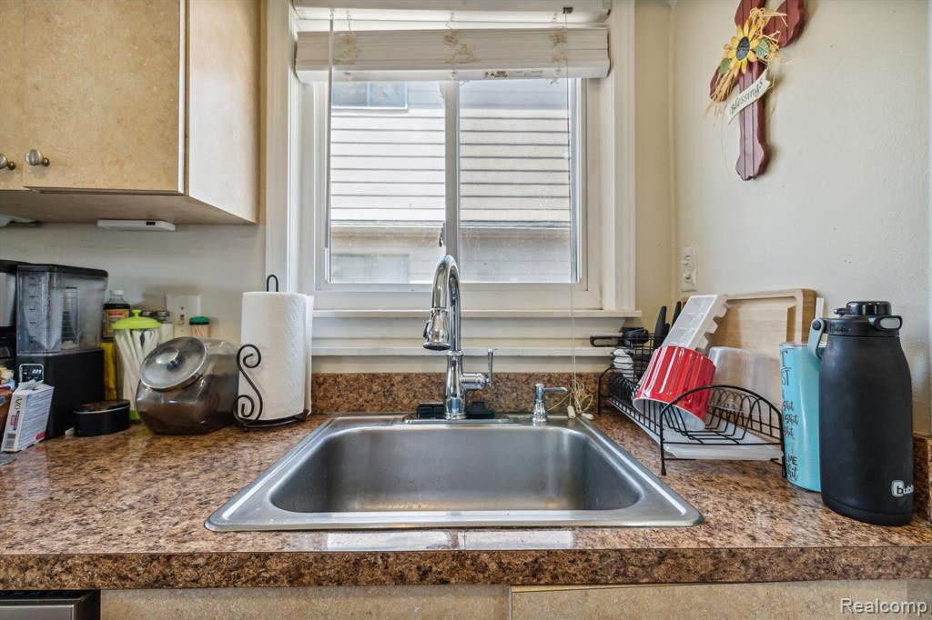 5669 KATHERINE Street, Dearborn Heights, MI 48125 — Photo 11