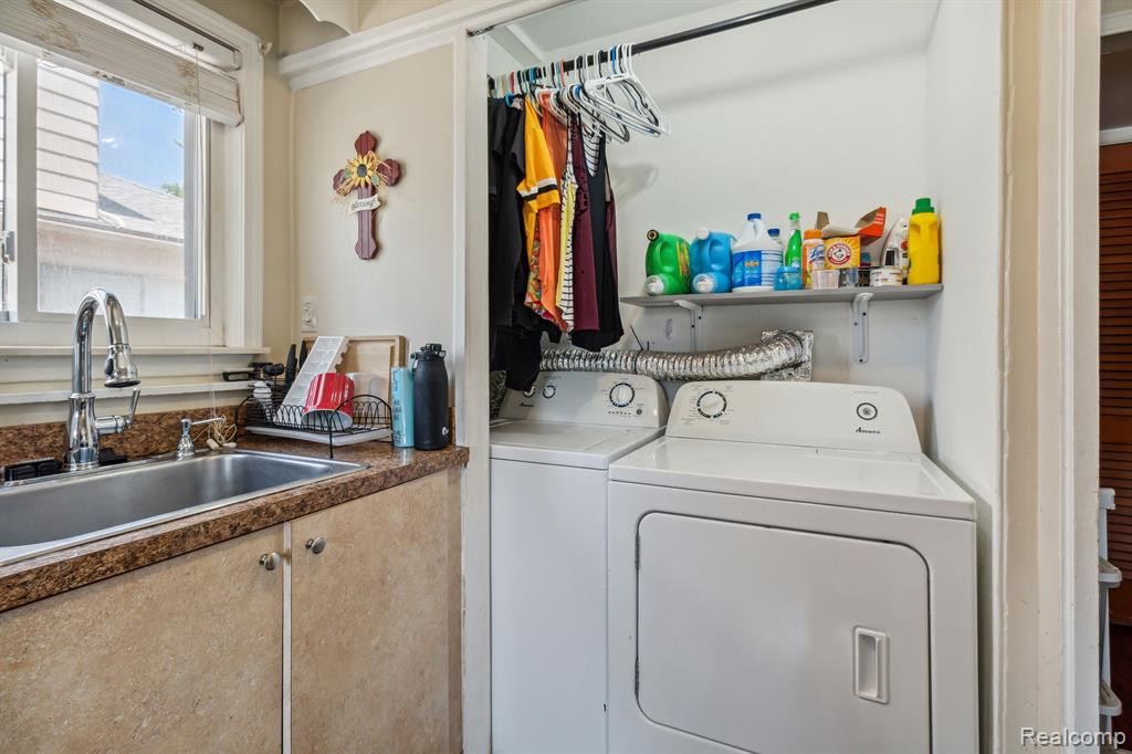 5669 KATHERINE Street, Dearborn Heights, MI 48125 — Photo 12