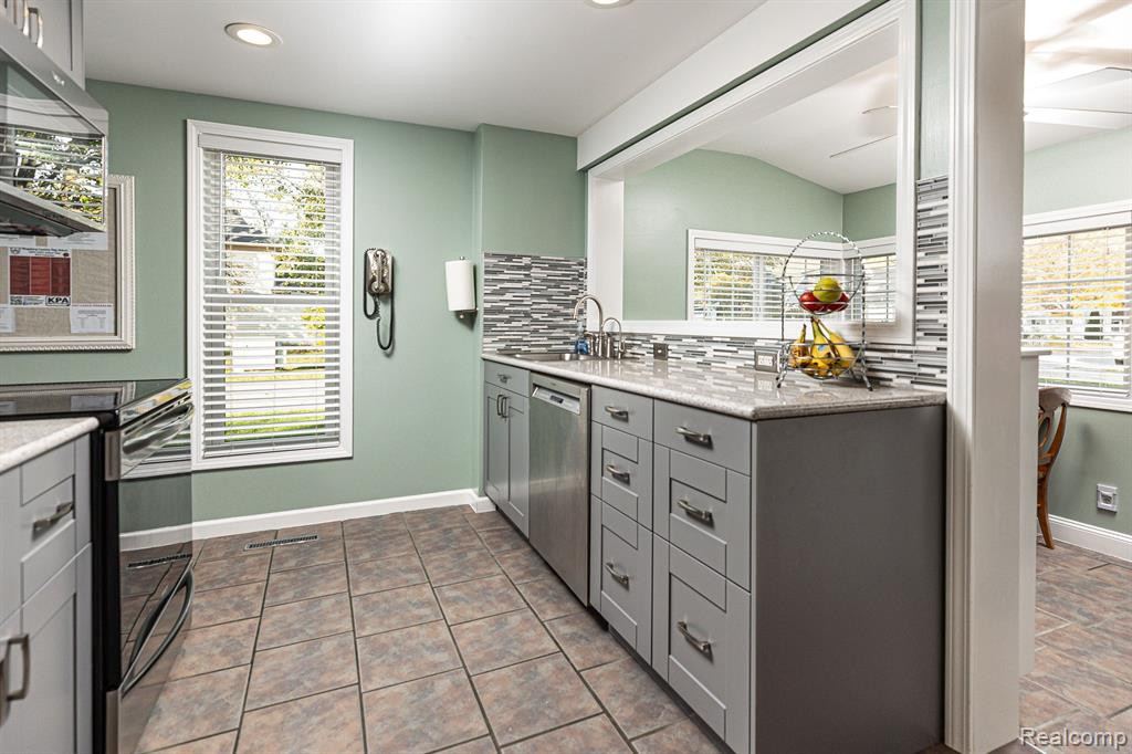 246 W FLINT Street, Lake Orion, MI 48362 — Photo 9