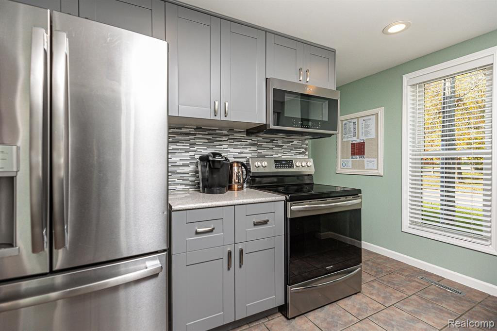246 W FLINT Street, Lake Orion, MI 48362 — Photo 10