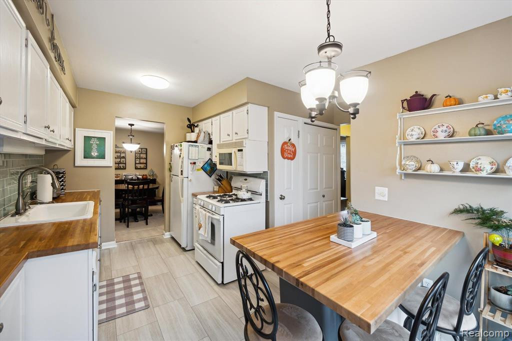 21380 E GLEN HAVEN Circle, 243, Northville, MI 48167 — Photo 12