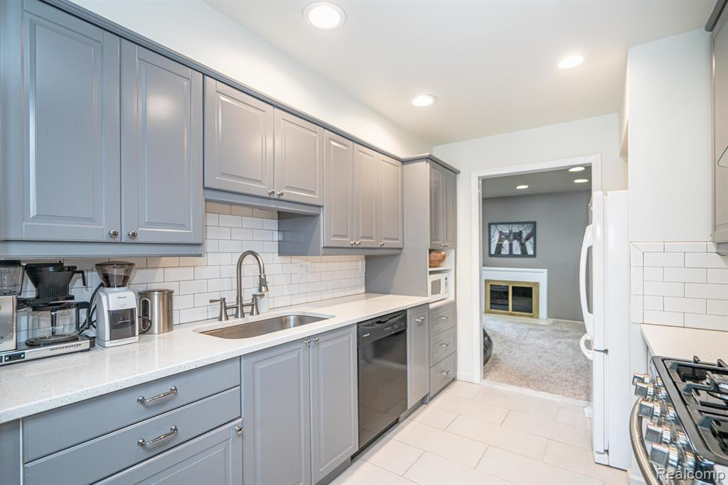 1924 TORQUAY Avenue, Royal Oak, MI 48073 — Photo 18