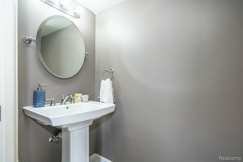 1924 TORQUAY Avenue, Royal Oak, MI 48073 — Photo 29