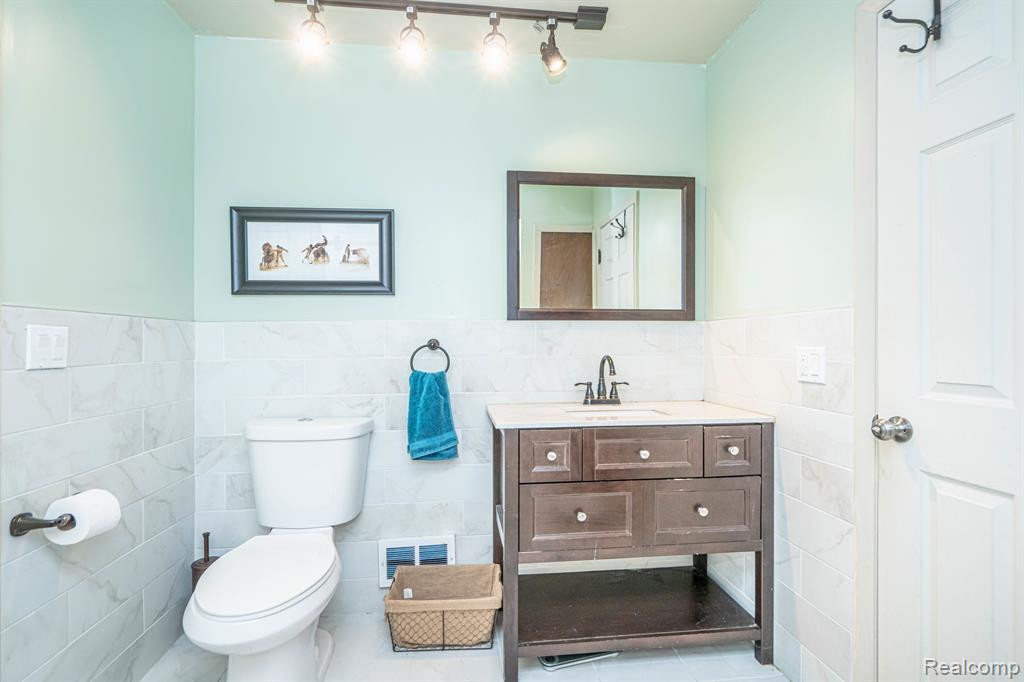 1924 TORQUAY Avenue, Royal Oak, MI 48073 — Photo 38
