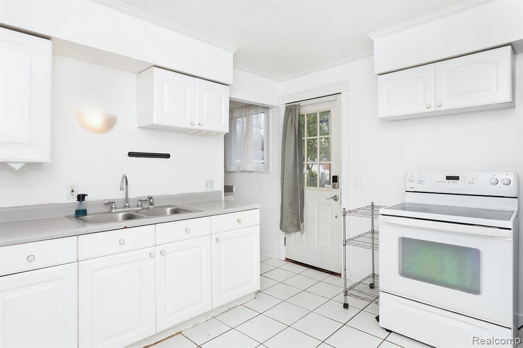631 WOODLAWN Avenue, Ypsilanti, MI 48198 — Photo 7