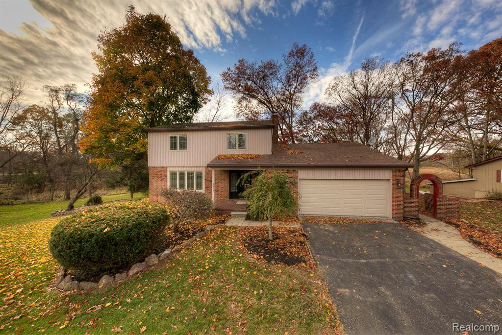 9934 DALEVIEW Drive, South Lyon, MI 48178 — front exterior