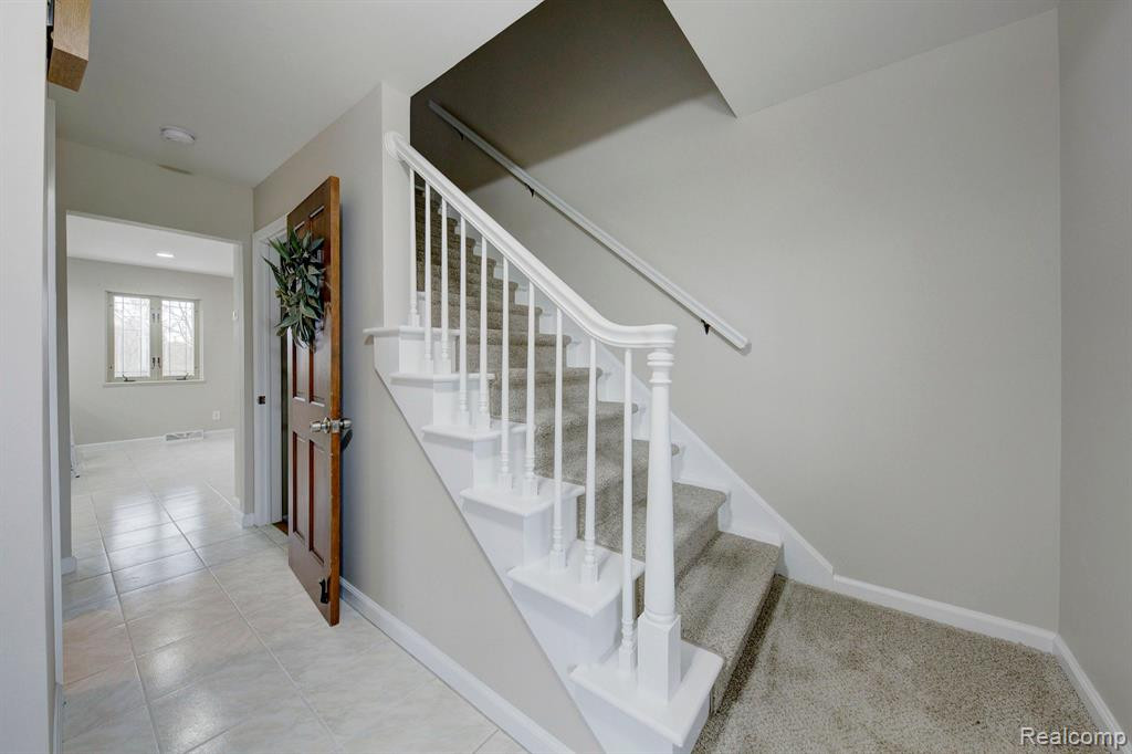 9934 DALEVIEW Drive, South Lyon, MI 48178 — Photo 5