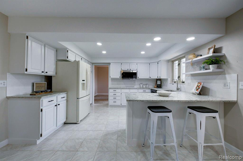 9934 DALEVIEW Drive, South Lyon, MI 48178 — Photo 13