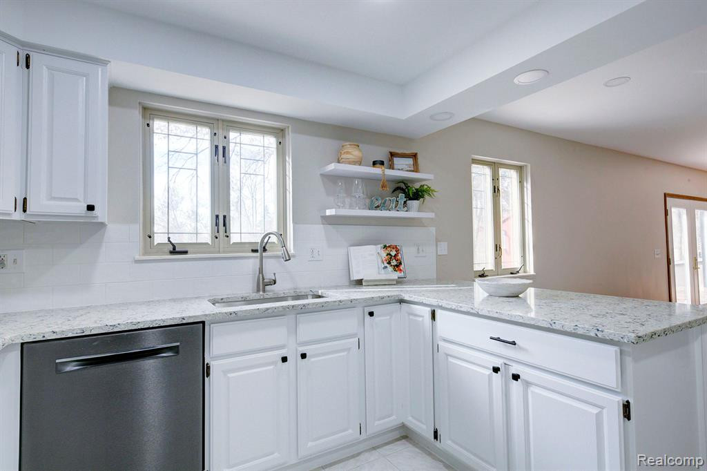 9934 DALEVIEW Drive, South Lyon, MI 48178 — Photo 15