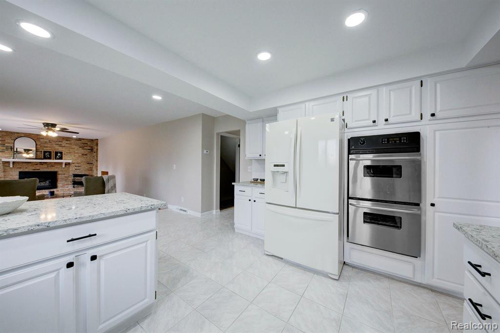 9934 DALEVIEW Drive, South Lyon, MI 48178 — Photo 16