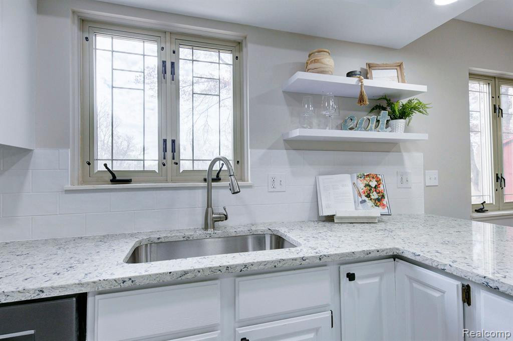 9934 DALEVIEW Drive, South Lyon, MI 48178 — Photo 17
