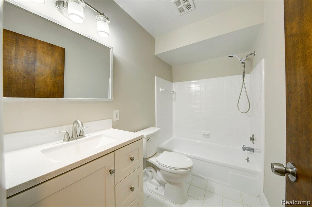 9934 DALEVIEW Drive, South Lyon, MI 48178 — Photo 28