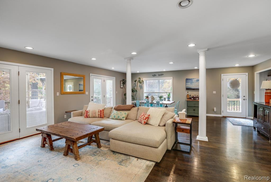 3895 LAKEVIEW Boulevard, Orchard Lake Village, MI 48324 — Photo 4