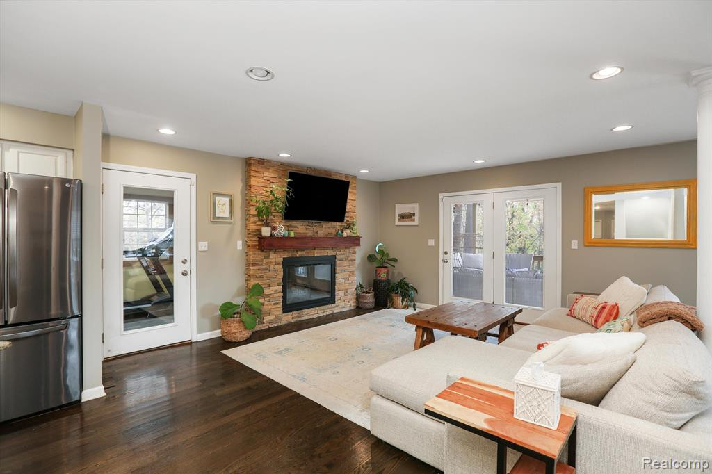 3895 LAKEVIEW Boulevard, Orchard Lake Village, MI 48324 — Photo 8