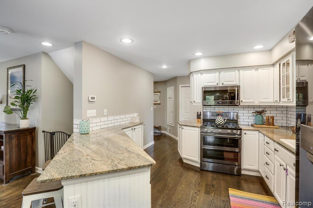 3895 LAKEVIEW Boulevard, Orchard Lake Village, MI 48324 — Photo 9