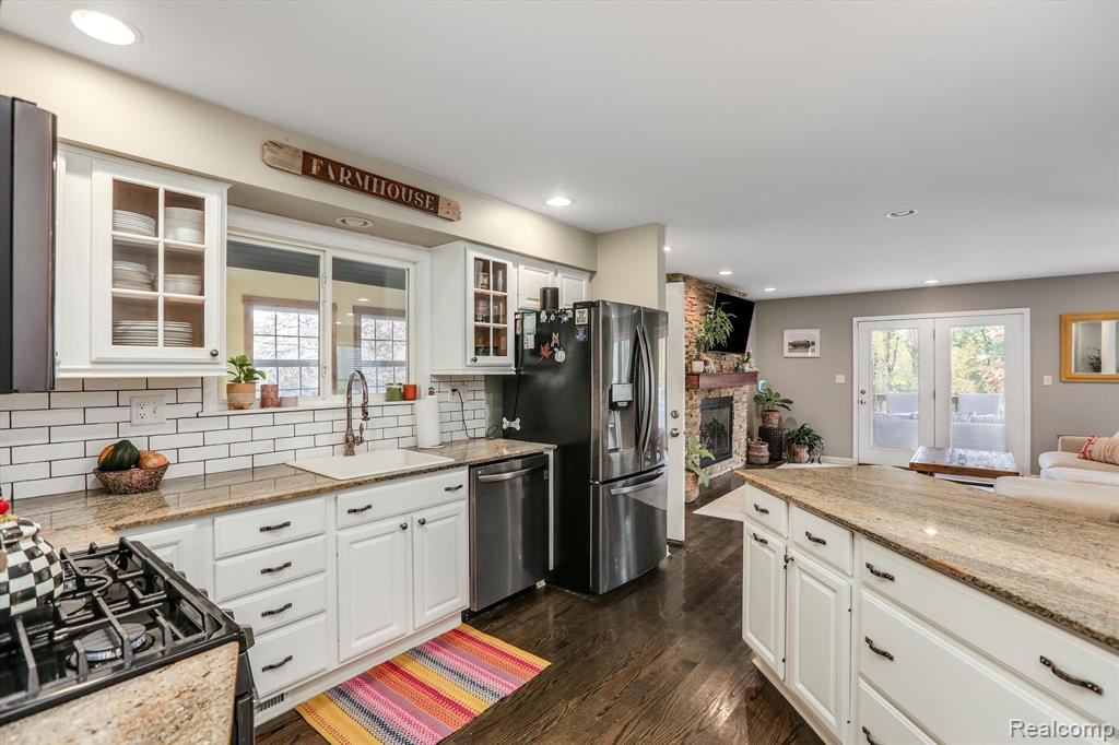 3895 LAKEVIEW Boulevard, Orchard Lake Village, MI 48324 — Photo 10