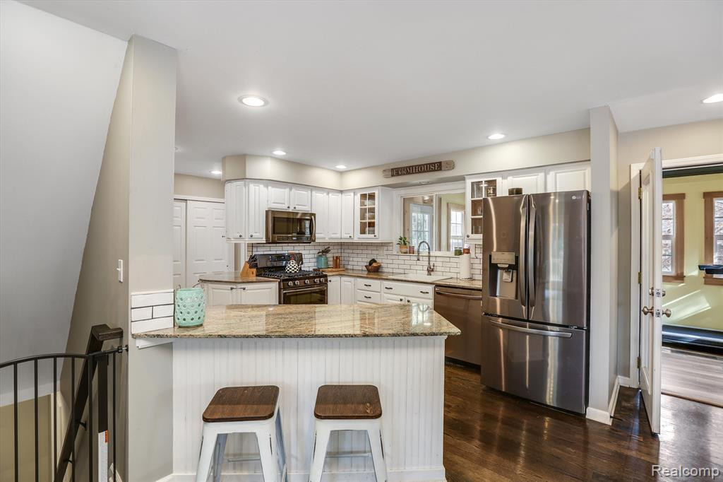 3895 LAKEVIEW Boulevard, Orchard Lake Village, MI 48324 — Photo 11