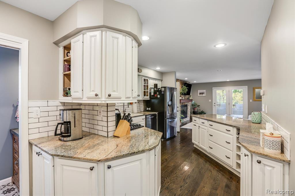 3895 LAKEVIEW Boulevard, Orchard Lake Village, MI 48324 — Photo 12