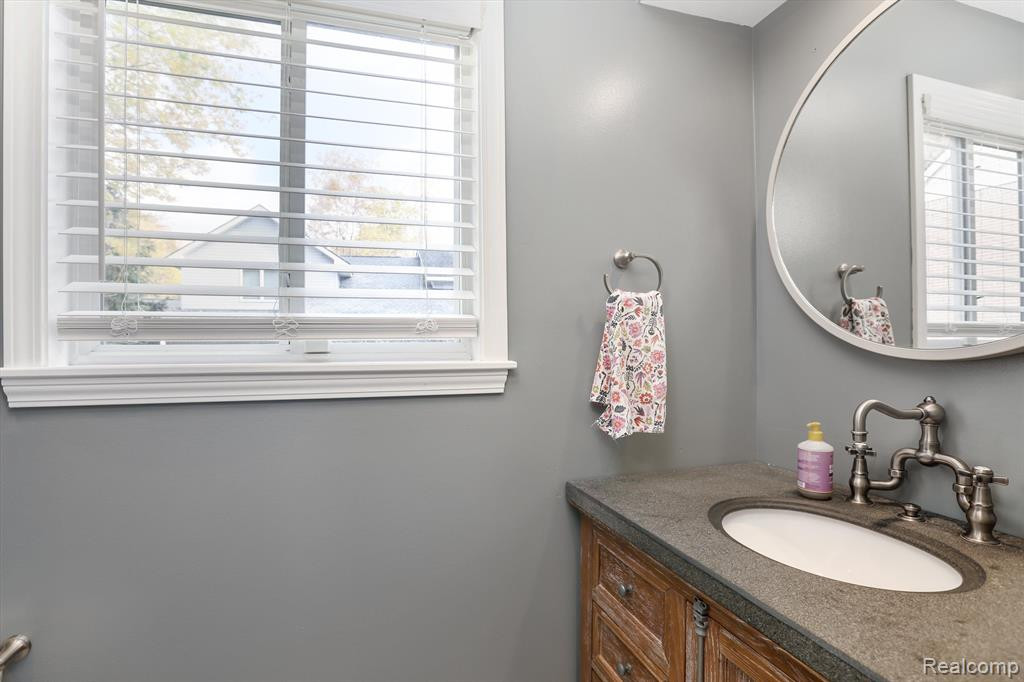 3895 LAKEVIEW Boulevard, Orchard Lake Village, MI 48324 — Photo 14